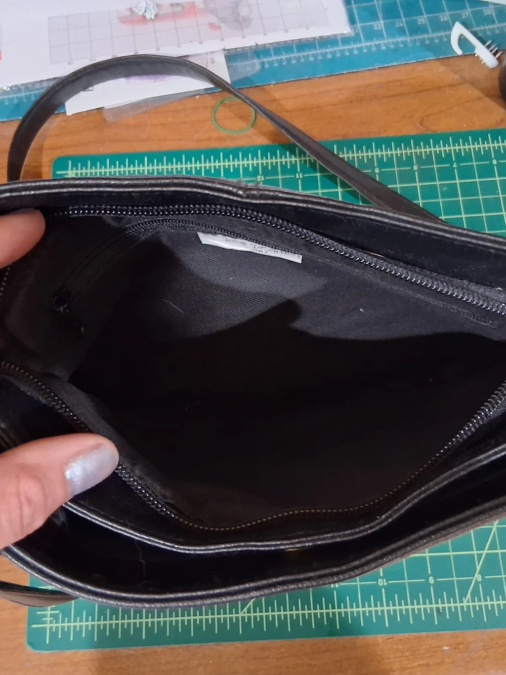 Women's Black Leather Shoulder Bag - Classic Everyday Carry